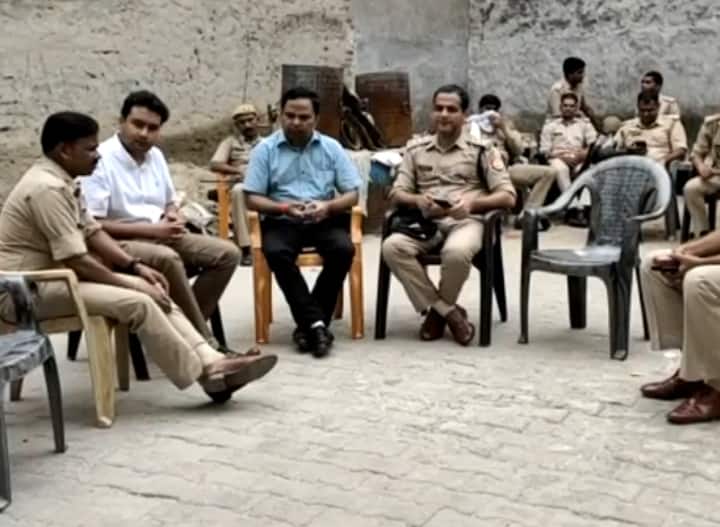 Aligarh News: दो पक्षों में विवाद, दही हांडी कार्यक्रम से लौट रहे युवकों से मारपीट, इलाके में पुलिस फोर्स तैनात up news dispute between two parties in Aligarh during krishna janmashtami Dahi Handi program ann Aligarh News: दो पक्षों में विवाद, दही हांडी कार्यक्रम से लौट रहे युवकों से मारपीट, इलाके में पुलिस फोर्स तैनात