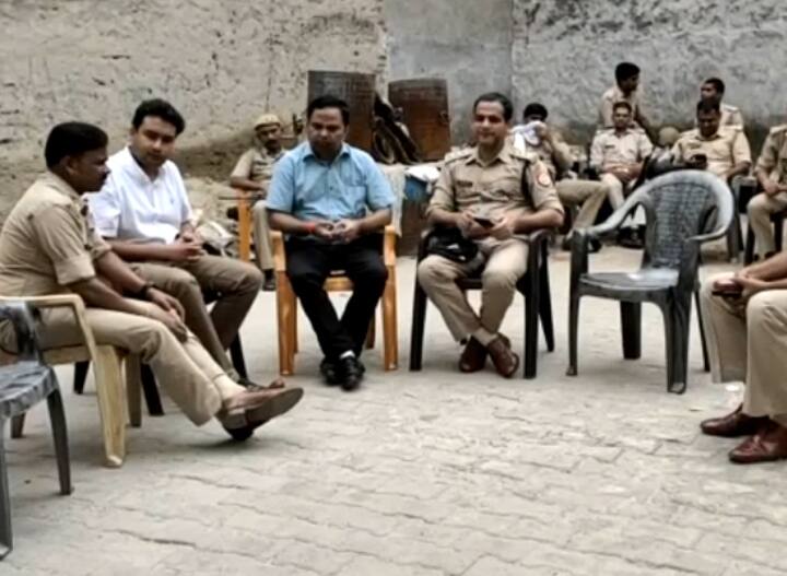 up news dispute between two parties in Aligarh during krishna janmashtami Dahi Handi program ann Aligarh News: दो पक्षों में विवाद, दही हांडी कार्यक्रम से लौट रहे युवकों से मारपीट, इलाके में पुलिस फोर्स तैनात