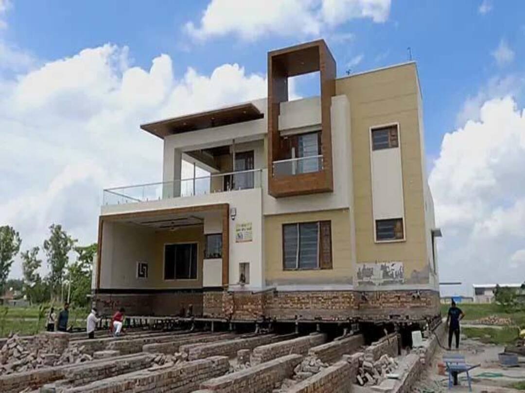 Punjab Farmer Wants To Move His Rs 1.5 Crore House By 500 Feet Punjab: వీడియో - ఓ మై గాడ్, పంజాబ్‌లో రెండు అంతస్తుల భవనానికి ఎలా కదిలించేస్తున్నారో చూడండి