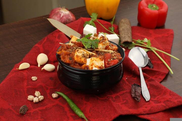 বিভিন্ন প্রকার হৃদরোগ প্রতিরোধ করতে সাহায্য করে টোফু। এতে থাকা উপকারি উপাদান রক্তে ক্ষতিকর কোলেস্টেরলের মাত্রা কমায়। এবং হার্ট অ্যাটাক, স্ট্রোকজাতীয় নানা হৃদরোগের ঝুঁকি কমায়।