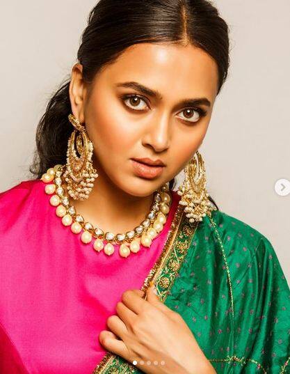 ਇਨ੍ਹੀਂ ਦਿਨੀਂ ਟੀਵੀ ਅਦਾਕਾਰਾ ਤੇਜਸਵੀ ਪ੍ਰਕਾਸ਼ ਕਾਫੀ ਚਰਚਾ ਵਿੱਚ। ਦੁਨੀਆ ਦੇ ਮਸ਼ਹੂਰ ਰਿਐਲਿਟੀ ਸ਼ੋਅ 'ਬਿੱਗ ਬੌਸ 15' ਦਾ ਖਿਤਾਬ ਜਿੱਤਣ ਤੋਂ ਬਾਅਦ ਉਹ ਲਗਾਤਾਰ ਸੁਰਖੀਆਂ 'ਚ ਹੈ। ਟੀਵੀ ਸ਼ੋਅ 'ਪਹਿਰੇਦਾਰ ਪੀਆ ਕੀ' 'ਚ 9 ਸਾਲ ਦੀ ਵਿਆਹੁਤਾ ਔਰਤ ਦਾ ਕਿਰਦਾਰ ਨਿਭਾਉਣ ਲਈ ਉਸ ਨੂੰ ਕਾਫੀ ਟ੍ਰੋਲ ਕੀਤਾ ਗਿਆ ਸੀ। ਜਾਣੋ ਕਿੰਨੀ ਚੰਗੀ ਪੜ੍ਹੀ-ਲਿਖੀ ਟੀਵੀ ਅਦਾਕਾਰਾ ਤੇਜਸਵੀ ਪ੍ਰਕਾਸ਼ ਹੈ।