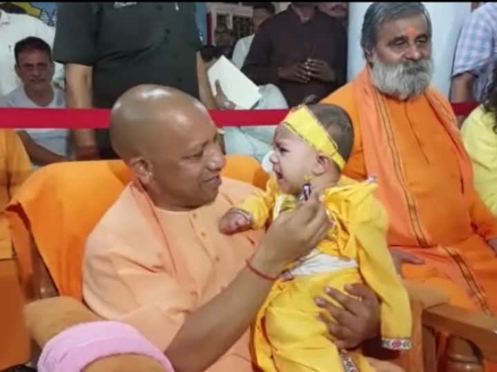 Gorakhpur Uttar Pradesh CM Yogi Adityanath celebrated Shri Krishna Janmashtami at Gorakhnath temple ANN Gorakhpur News: गोरखनाथ मंदिर में सीएम Yogi Adityanath ने मनाया जन्माष्टमी का त्योहार, बच्चों संग ली सेल्फी और दिए उपहार