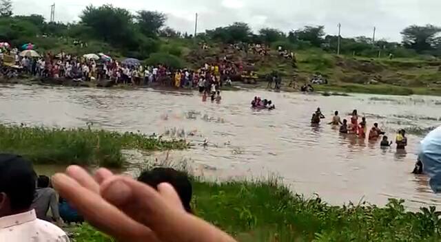 પુલ ન હોવાના કારણે ચોમાસામાં કોઝવે પરથી પાણી પસાર થતું હોય ત્યારે શ્રદ્ધાળુએ અહીં જીવના જોખમે પસાર થવું પડે છે.