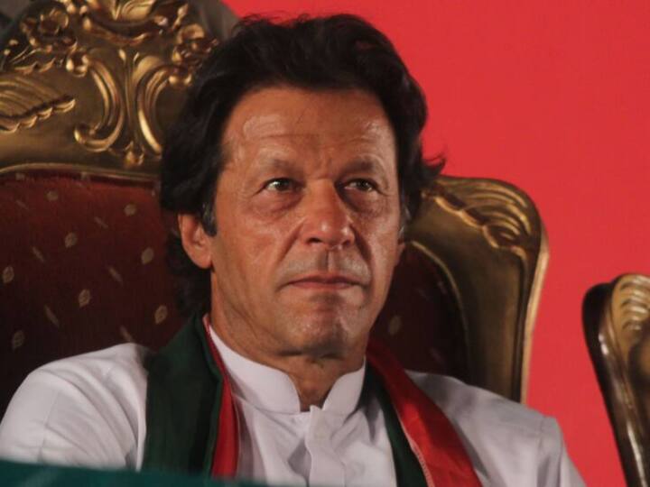 Pakistan Former PM Imran Khan may arrest in foreign funding case Imran Khan Arrest: पाकिस्तान के पूर्व पीएम इमरान खान हो सकते हैं गिरफ्तार, भारतीय व्यापारी सहित 34 लोगों से ली फंडिंग