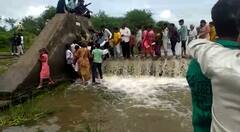 Rajkot: માતાજીના દર્શન કરવા જીવના જોખમે કોઝવે પાર કરતાં શ્રદ્ધાળુઓ, જુઓ તસવીરો