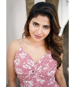 Iswarya menon : பூ போட்ட உடையில் கலக்கும் ஐஸ்வர்யா மேனனின் க்ளிக்ஸ்.!