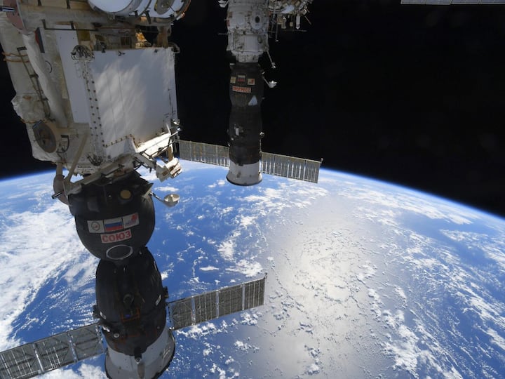 Can you spot the astronaut's legs dangling over the side of the space station? మీ కంటికి చిన్న పరీక్ష, ఈ చిత్రంలో వ్యోమగామి కాళ్లను గుర్తిస్తే, మీ చూపు సూపర్!