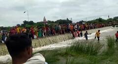 Rajkot: માતાજીના દર્શન કરવા જીવના જોખમે કોઝવે પાર કરતાં શ્રદ્ધાળુઓ, જુઓ તસવીરો