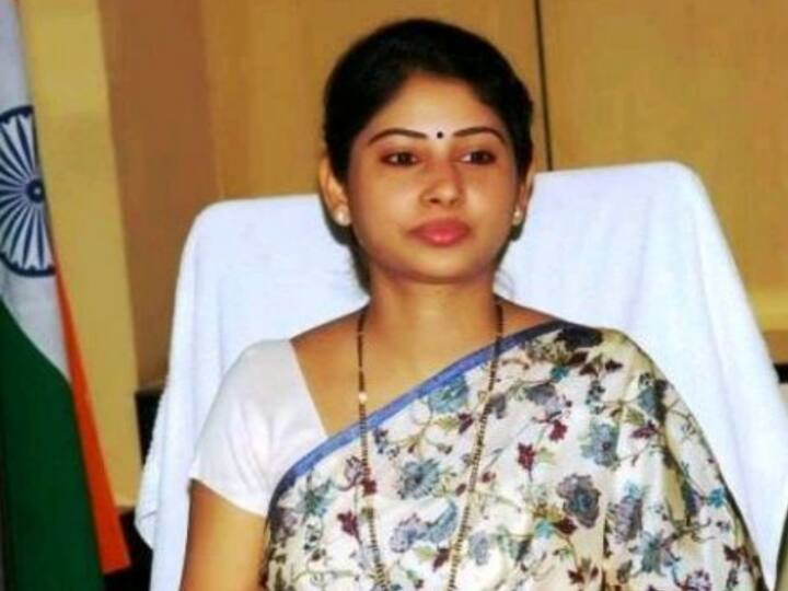 IAS Smita Sabharwal: स्मिता सभरवाल शुरू से ही पढ़ाई में होशियार रहीं हैं. उन्होंने बोर्ड एग्जाम में भी टॉप किया थी. स्मिता ने न केवल यूपीएससी परीक्षा क्लियर की बल्कि आईएएस टॉपर भी बनीं, साल 2000 में यूपीएससी परीक्षा में उन्होंने चौथी रैंक हासिल की थी. (Photo: Instagram)