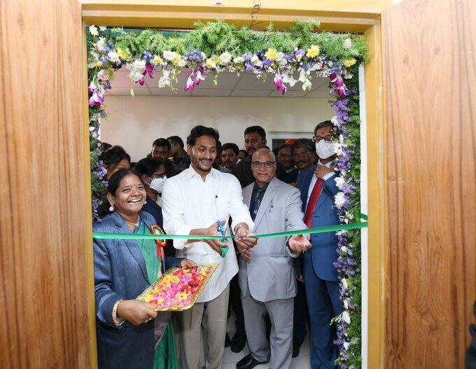 సుప్రీంకోర్టు ప్రధాన న్యాయమూర్తి జస్టిస్ ఎన్వీ రమణతో ముఖ్యమంత్రి జగన్ మోహన్ రెడ్డి సతీసమేతంగా భేటీ అయ్యారు.