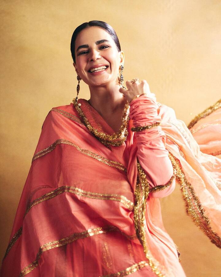 उरीः द सर्जिकल स्ट्राइक, पिंक जैसी फिल्मों में काम कर चुकी कीर्ति कुल्हारी इन दिनों चर्चा में हैं. कीर्ति ने अपने इंस्टाग्राम हैंडल पर अपनी एक तस्वीर पोस्ट की हैं. तस्वीर में कीर्ति काफी बोल्ड अंदाज में नजर आ रही हैं.