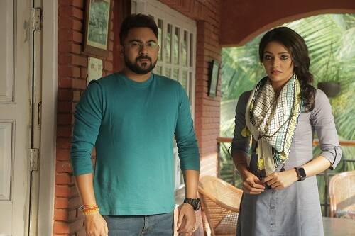 কিন্তু কেমন হবে এমন ২টো মানুষের যদি বিয়ে হয়? এই গল্পকেই পর্দায় ফুটিয়ে তুলবেন সোহম চক্রবর্তী ও সুস্মিতা চট্টোপাধ্যায়। ছবির নাম পাকা দেখা।