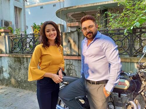 এই দুই পরিবারের সমীকরণ কেমন হবে সেই গল্পই পর্দায় তুলে ধরবে 'পাকা দেখা'। ছবি মুক্তি পাবে ২ সেপ্টেম্বর।