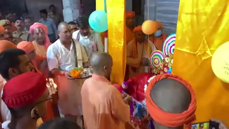 Gorakhpur News: गोरखनाथ मंदिर में सीएम Yogi Adityanath ने मनाया जन्माष्टमी का त्योहार, बच्चों संग ली सेल्फी और दिए उपहार