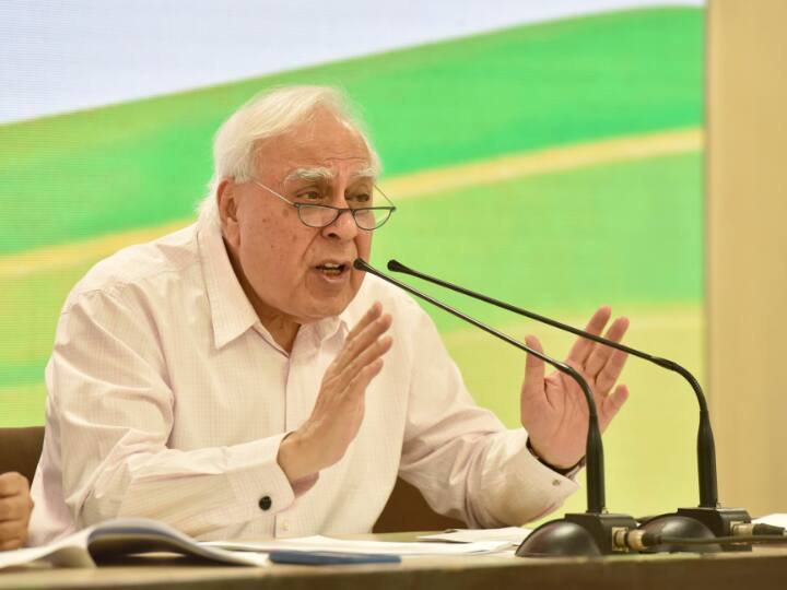 Rajyasabha MP Kapil Sibal take a jibe CBI Raid Manish Sisodia resident says caged parrot has saffron plumes CBI Raid: मनीष सिसोदिया के घर सीबीआई रेड पर कपिल सिब्बल बोले- ‘पिंजरे में बंद तोता’ खुल गया और पंख भगवा लग गए