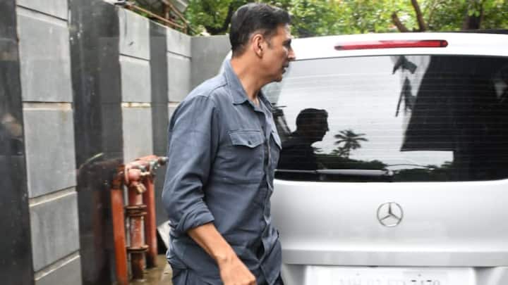 সেই অনুষ্ঠানেই হালে বক্স অফিসে নিজের 'ব্যর্থতা' নিয়ে প্রশ্নের মুখোমুখি হতে হল 'খিলাড়ি'-কে।