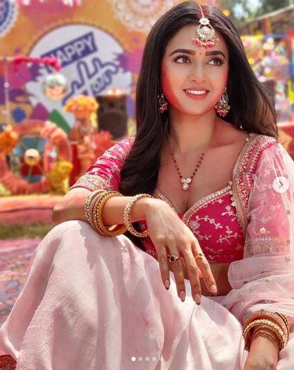 Tejasswi Prakash Photos: ਟੀਵੀ ਅਦਾਕਾਰਾ ਤੇਜਸਵੀ ਪ੍ਰਕਾਸ਼ ਨੇ 'ਬਿੱਗ ਬੌਸ 15' ਦਾ ਖਿਤਾਬ ਜਿੱਤ ਕੇ ਸਭ ਨੂੰ ਹੈਰਾਨ ਕਰ ਦਿੱਤਾ ਹੈ। ਇਸ ਰਿਐਲਿਟੀ ਸ਼ੋਅ 'ਚ ਉਨ੍ਹਾਂ ਦਾ ਅੰਦਾਜ਼ ਬਿਲਕੁਲ ਵੱਖਰਾ ਸੀ।