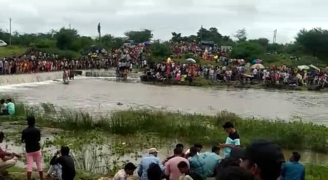 અહીં દર્શન કરવા માટે પાંચવડા, સાણથલી,જસાપર જસદણ,વીરનગર કોટડા જંગવડ ગામડાઓના લોકો આવે.