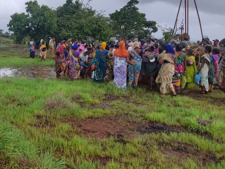 Konkan refinery protestors clash with police on refinery  project कोकणातील रिफायनरीला स्थानिकांचा विरोध कायम, आंदोलक आणि पोलिसांमध्ये बाचाबाची