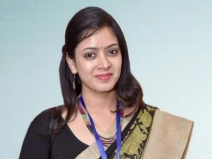 IAS ​Tanu​ Jain: तनु जैन ने साल 2014 में सिविल सेवा परीक्षा पास की थी और 2015 में उन्हें सशस्त्र सेना मुख्यालय सेवाएं आवंटित की गई थीं. डॉ तनु ने बीडीएस की पढ़ाई की है. उनका जन्म देश की राजधानी दिल्ली में हुआ था. ​(Photo: Instagram)