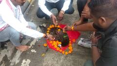 Indore: इंदौर में राष्ट्रीय पक्षी मोर की करंट लगने से हुई मौत, हिंदू रीति रिवाज के साथ दी गई श्रद्धांजलि, सामने आई तस्वीरें