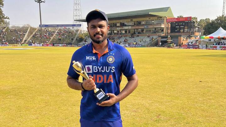 Sanju Samson: তুলনামূলক মুশকিল পরিস্থিতিভারতের হয়ে ব্যাটে নেমে ৩৯ বলে ৪৩ রান করেন সঞ্জু স্যামসন। ম্যাচ সেরাও তাঁকেই ঘোষণা করা হয়েছে।