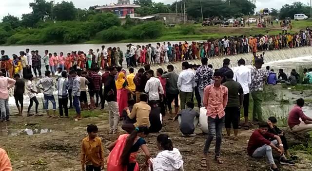 તંત્ર દ્વારા આ પુલ બનાવવામાં આવતો નથી વહેલી તકે પુલ બનાવવામાં આવે તેવી લોકમાગણી પણ ઉઠી છે.