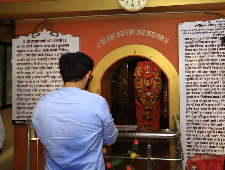 शिवसेनेत उभी फूट पडल्यानंतर पक्षाच्या पुनर्बांधणीसाठी आता आदित्य ठाकरे थेट मैदानात उतरले आहेत. पारोळ्यातील श्री पिंपरखेड मंदिरात जाऊन श्री हनुमानाचे दर्शन घेतले.