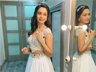 Pics: ટીવી એક્ટ્રેસ મુગ્ધાનું ફોટોશૂટ વાયરલ, ફૂલોવાળું ગાઉન પહેરીને ઘરમાં જ આપ્યા ખાસ પૉઝ