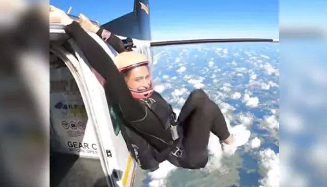 a woman skydiver did exercise before to jump video viral on social media Viral Video: ਸਕਾਈਡਾਈਵਿੰਗ ਤੋਂ ਪਹਿਲਾਂ ਔਰਤ ਨੇ ਕੀਤੀ ਹਵਾ 'ਚ ਕਸਰਤ, VIDEO ਦੇਖ ਕੇ ਫਟੀਆਂ ਰਹਿ ਜਾਣਗੀਆਂ ਅੱਖਾਂ