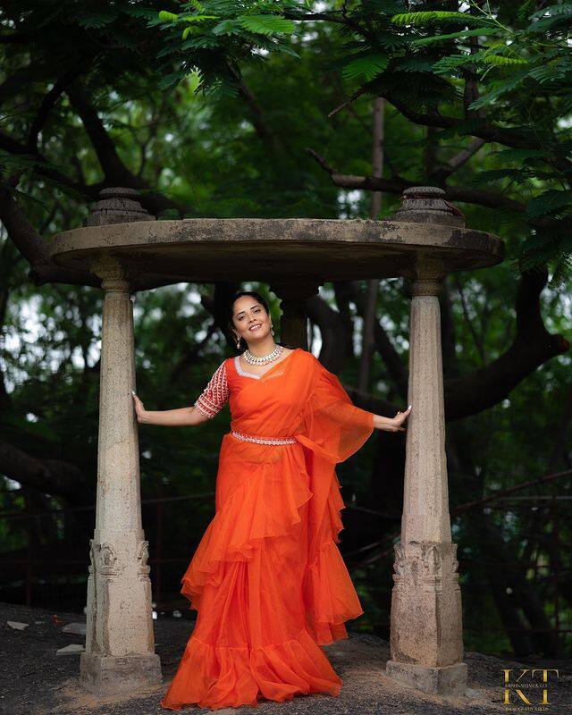 వరుస షోలతో బిజీగా ఉన్న ఈ బ్యూటీ సినిమాల్లో కూడా నటిస్తోంది.(Courtesy: Anasuya Instagram)