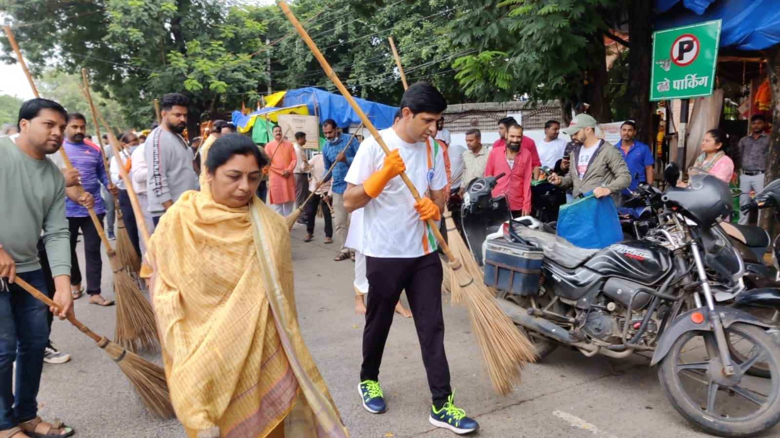 Indore News: गोगा नवमी की वजह से छुट्टी पर सफाईकर्मी, सड़क पर झाडू लेकर निकले मंत्री-विधायक और महापौर