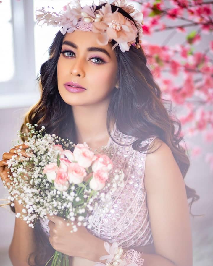 हाल ही में, मुग्धा चाफेकर ने एक लेटेस्ट फोटोशूट कराया है, जिसमें वह इतनी सुंदर लग रही हैं कि फैंस उससे नजरें नहीं हटा पा रहे हैं.