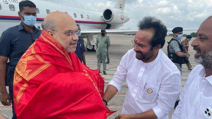 అమిత్షాకు ఘన స్వాగతం పలికిన బీజేపీ రాష్ట్ర అధ్యక్షుడు, ఎంపీ బండి సంజయ్ కుమార్, కేంద్ర మంత్రి జి.కిషన్ రెడ్డి, పార్టీ రాష్ట్ర వ్యవహారాల ఇంఛార్జ్ తరుణ్ చుగ్, పార్టీ రాష్ట్ర ప్రధాన కార్యదర్శి ప్రేమేందర్ రెడ్డి