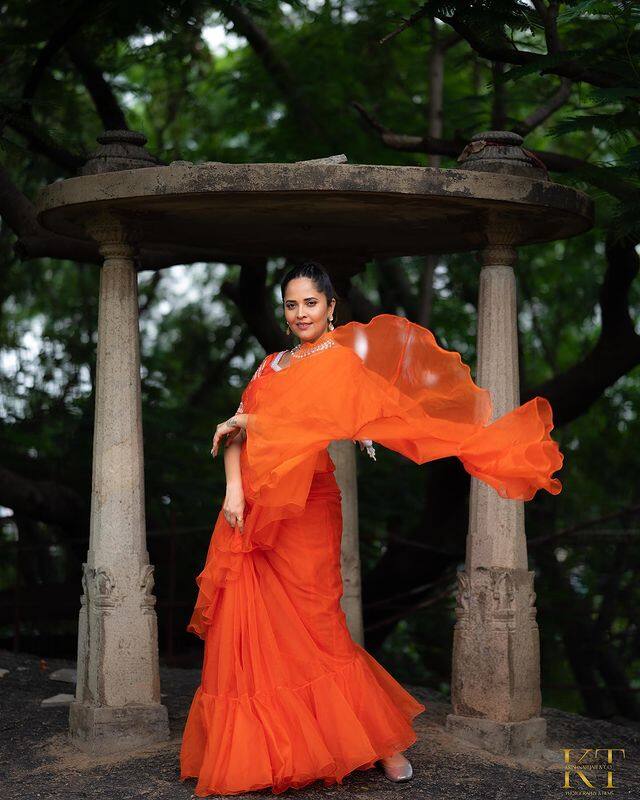 ఎప్పటికప్పుడు హాట్ ఫోటోలను ఇన్స్టాగ్రామ్ లో షేర్ చేస్తూ తన ఫాలోయింగ్ మరింత పెంచుకుంటుంది. (Courtesy: Anasuya Instagram)