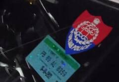 ਗੱਡੀ 'ਤੇ ਪੁਲਿਸ ਦਾ ਸਟਿੱਕਰ ਲਾ ਕਰ ਰਹੇ ਸੀ ਨਜਾਇਜ਼ ਸ਼ਰਾਬ ਸਪਲਾਈ, PCR ਟੀਮ ਨੇ ਕੀਤਾ ਕਾਬੂ