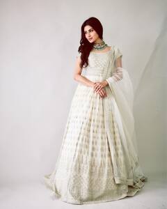 PHOTO: मौनी रॉयने ट्रॅडिशनल लूकमध्ये घातला धुमाकूळ, पाहा तिची मनमोहक स्टाईल!