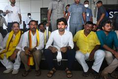 విశాఖ ఎయిర్‌పోర్టులో నారా లోకేష్ నిరసన- జగన్‌పై తీవ్రస్థాయి విమర్శలు