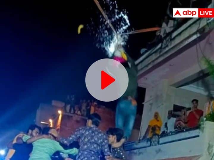 Watch breaking the pot in Bundi on Krishna Janmashtami video went viral ANN Watch: बूंदी में कन्हैया ने मटकी फोड़ने के लिए एक मंजिला छत से लगाई छलांग, वीडियो देखकर रह जाएंगे हैरान