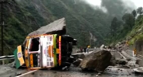 હિમાચલ પ્રદેશઃ ટ્રક પર ધડામ કરતા પડ્યા મસમોટા પથ્થર, જુઓ ભૂસ્ખલનનો આ વીડિયો
