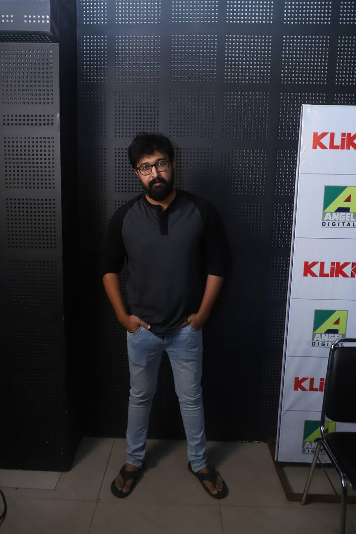 তারপরই কিছু দৃশ্যের কোলাজ। চোখের সামনে যেন এক লহমায় ভেসে ওঠে সেই পচা মাংসের ছবির স্মৃতি। যা নিয়ে ভুগেছিল গোটা বঙ্গবাসী।