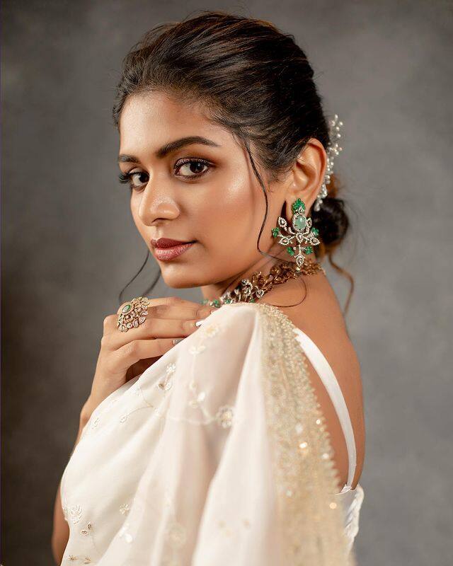 கஞ்ச பூவு கண்ணால செப்பு சேல உன்னால இடுப்பு வேட்டி அவுருதடி நீ சிரிச்சா தன்னால