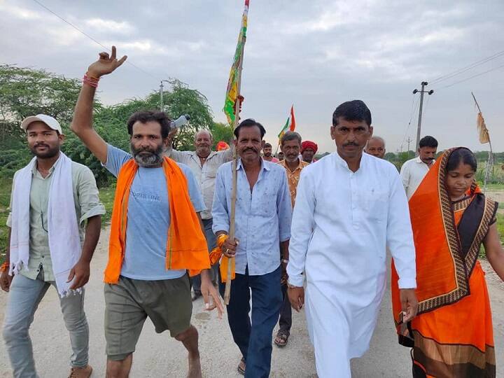 मंदिर के पास ‘सर्पिल’ (जिगजैग) कतारों का इंतजाम है, जिसमें एक साथ आठ हजार व्यक्ति चल सकते हैं. इसके बाद एक किलोमीटर की दूरी पर ऐसी ही एक और व्यवस्था की गई है, जिसमें छह कतार बनाई है. रामदेवरा मेले में राजस्थान के अलग-अलग क्षेत्रों के अलावा देश के दूसरे राज्यों से भी बड़ी संख्या में भक्त दिन-रात पद यात्रा करते हुए मंदिर पहुंच रहे हैं.