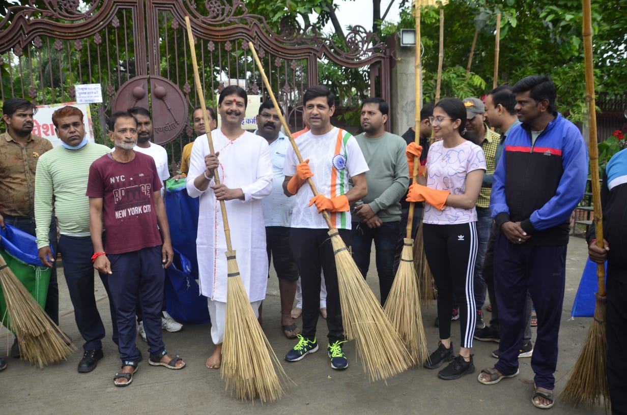 Indore News: गोगा नवमी की वजह से छुट्टी पर सफाईकर्मी, सड़क पर झाडू लेकर निकले मंत्री-विधायक और महापौर