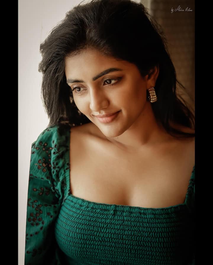 మేకప్ లేని లుక్ లో కూడా అదరహో అనేలా ఉంది. -Image Credit: Eesha Rebba/Instagram