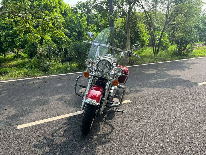 આ 1,746cc આ બાઇક માટે અનુકૂળ છે જ્યારે તમે ઇચ્છો ત્યારે ઝડપી બની શકો છો પરંતુ તે બધા ટોર્ક પર સવારી કરવી પણ સરળ છે. હેન્ડલિંગના સંદર્ભમાં, આ એક મોટી બાઇક છે પરંતુ તેનો અર્થ એ નથી કે તે ખૂણાની આસપાસ ટ્રક જેવું લાગે છે કારણ કે વજન આશ્ચર્યજનક રીતે મેનેજ કરી શકાય તેવું છે.
