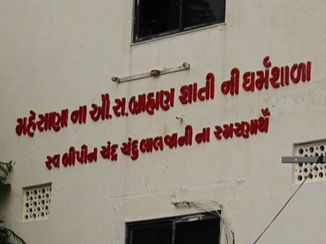 AMBAJI Torture by anti-social elements in Ambaji, employee beaten up by entering Dharamshala, video goes viral AMBAJI : અંબાજીમાં અસામાજિક તત્વોનો ત્રાસ, ધર્મશાળામાં ઘુસી કર્મચારીને માર માર્યો, વિડીયો થયો વાયરલ