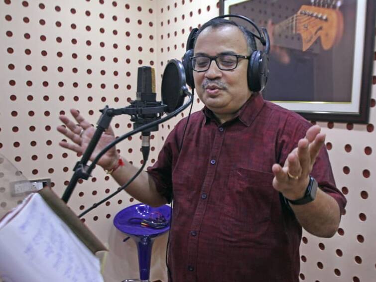 Kunal Ghosh records songs about price hike to release in Durga Puja Kunal Ghosh: 'দাম কমিয়ে দে মা উমা', কণ্ঠে শারদীয়ার গান, পুজোয় গায়ক হিসেবে আত্মপ্রকাশ কুণালের