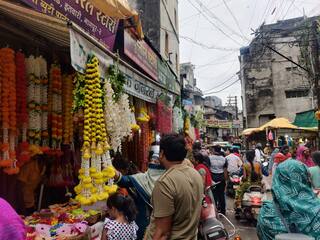 Ganeshotsav 2022 : सजावटी साहित्यांनाही महागाईची झळ, बंदीमुळे थर्माकोलचे मंदिर व आसन गायब