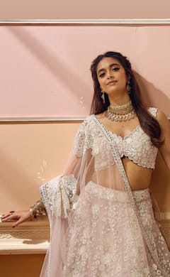 Keerthy suresh: மின்னும் வெள்ளை நிற உடையில் கீர்த்தி சுரேஷ்!